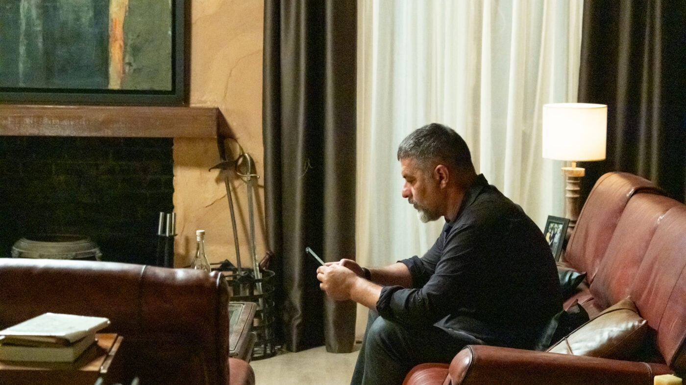 «Δύο μαύρα πουκάμισα»: Backstage φωτογραφίες από τα γυρίσματα της νέας δραματικής σειράς του MEGA