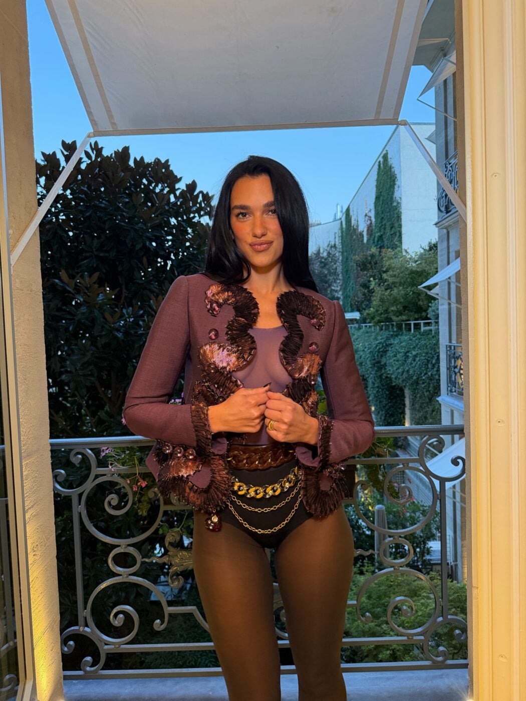 Η Dua Lipa εμφανίστηκε χωρίς παντελόνι και ανέδειξε το σακάκι Marc Jacobs