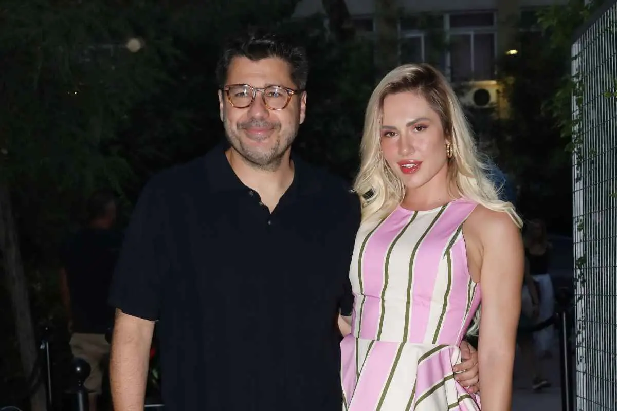 Έλενα Τσαγκρινού: Με τον γιο της στο σπίτι του Λάμπρου Κωνσταντάρα