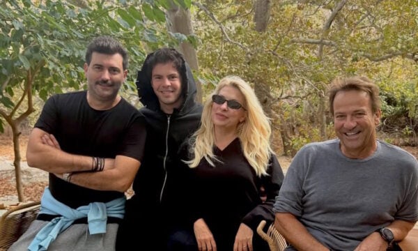 Ελένη Μενεγάκη: Οι κοινές φωτογραφίες στην Άνδρο – Ο Άγγελος Λάτσιος, ο Μάκης Παντζόπουλος και ο Θοδωρής Μισόκαλος