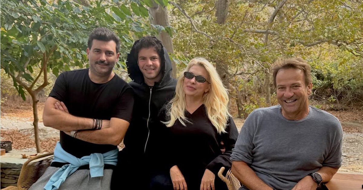 Ελένη Μενεγάκη: Οι κοινές φωτογραφίες στην Άνδρο – Ο Άγγελος Λάτσιος, ο Μάκης Παντζόπουλος και ο Θοδωρής Μισόκαλος