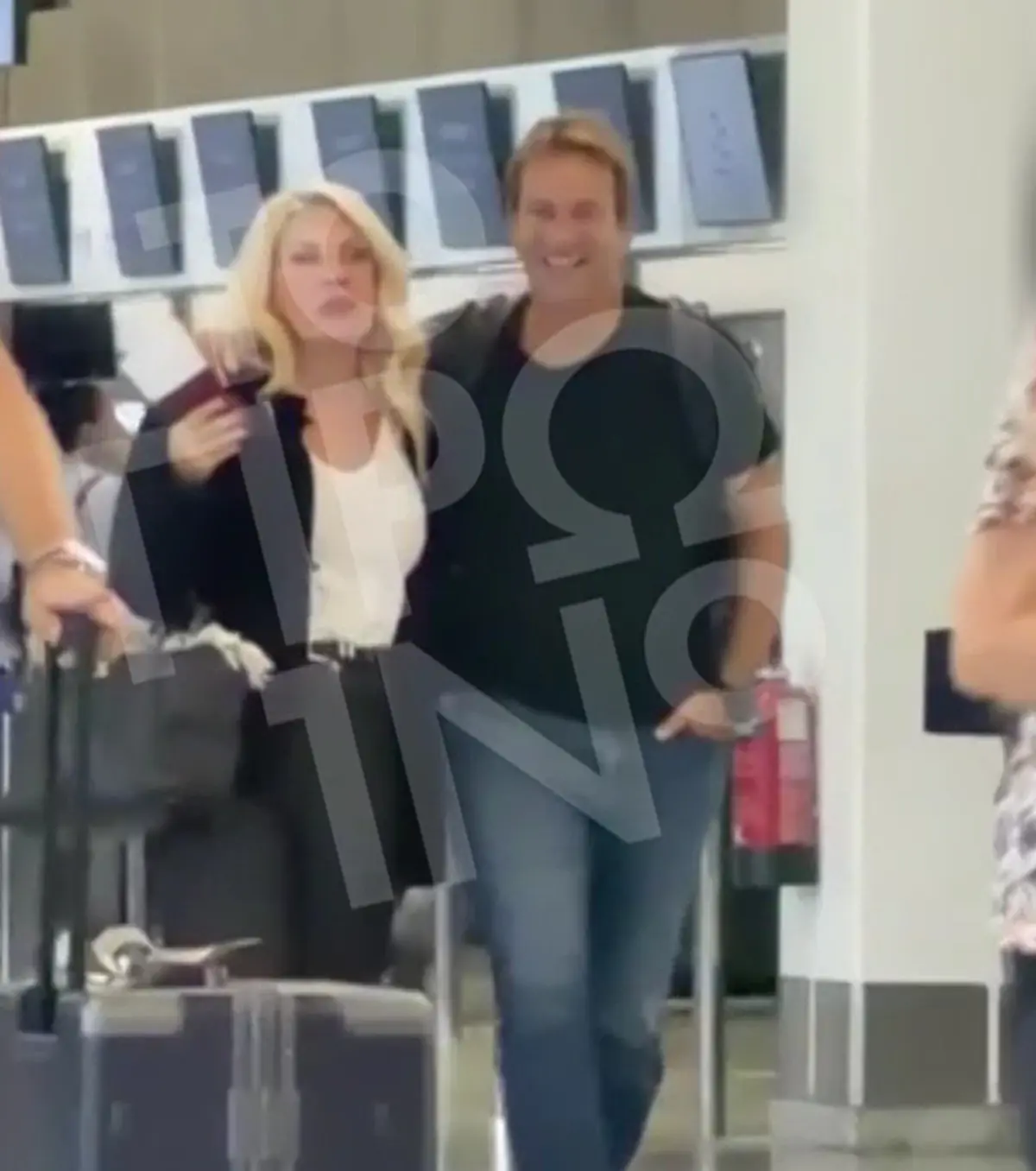 Ελένη Μενεγάκη: Αγκαλιά με τον Μάκη Παντζόπουλο στο αεροδρόμιο – Για ποιον προορισμό αναχώρησαν;