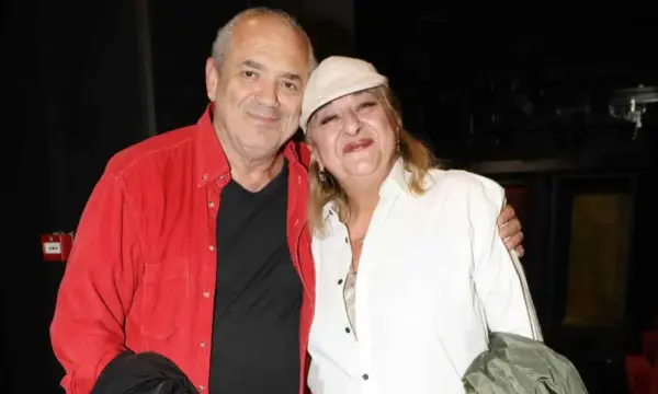 Ελισάβετ Κωνσταντινίδου και Ταξιάρχης Χάνος: Ξανά μαζί για την κόρη τους, την καμάρωσαν στο θέατρο