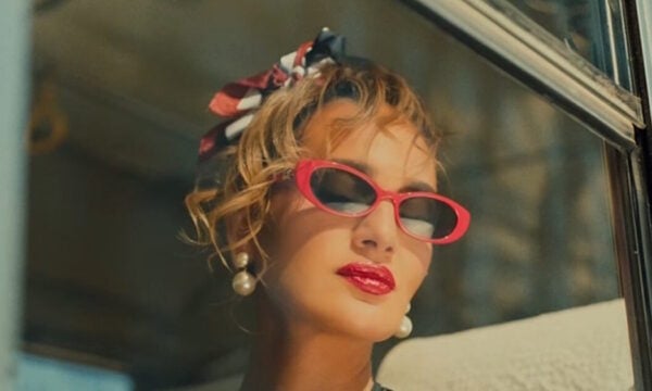 Ρία Ελληνίδου: Μεταμορφώνεται σε pin-up girl και ερμηνεύει το «Δέκα Σαν Εσένα» στο νέο video clip