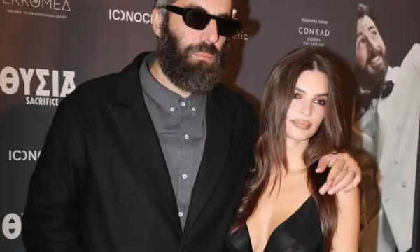 Έμιλι Ραταϊκόφσκι: Στην Αθήνα με διάφανο φόρεμα αξίας 2.300 ευρώ