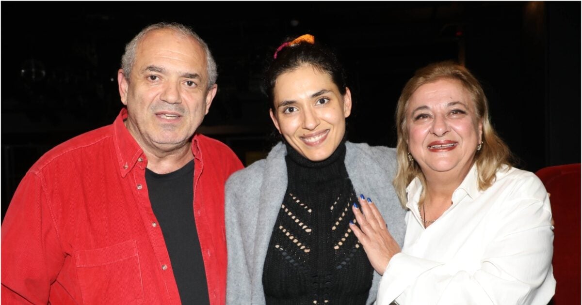 Η Ελισάβετ Κωνσταντινίδου και ο Ταξιάρχης Χάνος απόλαυσαν την κόρη τους Μαρία Χάνου στο θέατρο