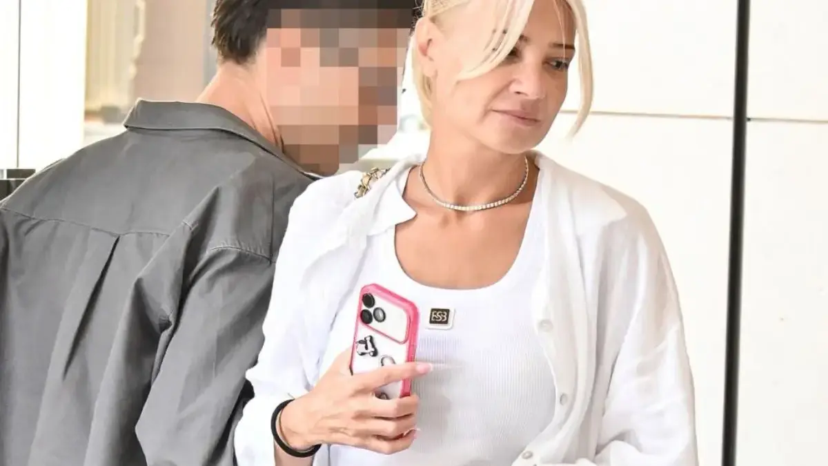 Φαίη Σκορδά: Η εμφάνιση στο κέντρο της Αθήνας που τράβηξε τα βλέμματα στα καλλίγραμμα πόδια της