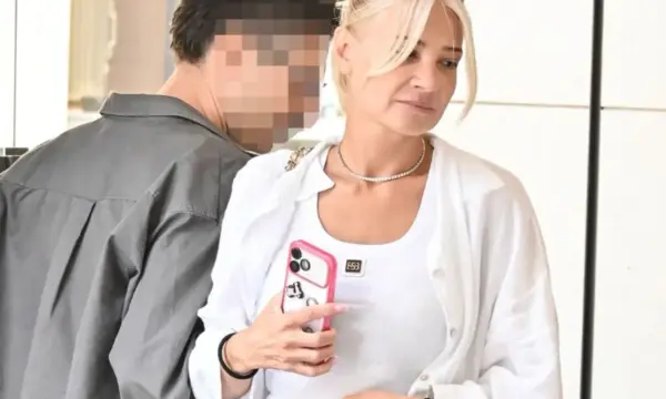 Φαίη Σκορδά: Η εμφάνιση στο κέντρο της Αθήνας που τράβηξε τα βλέμματα στα καλλίγραμμα πόδια της