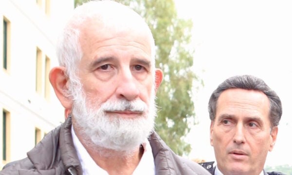 Ο Πέτρος Φιλιππίδης μετά τη νίκη έξω από τη δικαστική αίθουσα: «Το στίγμα του βιαστή δεν μπορεί να φύγει από πάνω μου» – Πώς αντέδρασε