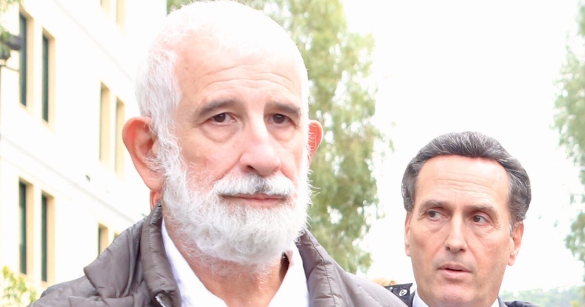 Ο Πέτρος Φιλιππίδης μετά τη νίκη έξω από τη δικαστική αίθουσα: «Το στίγμα του βιαστή δεν μπορεί να φύγει από πάνω μου» – Πώς αντέδρασε
