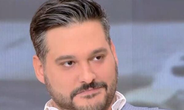 Ο Φοίβος Παπαδάκης αποκάλυψε on air ότι χώρισε: «Είμαι ελεύθερος, κάνω σε όλα restart»