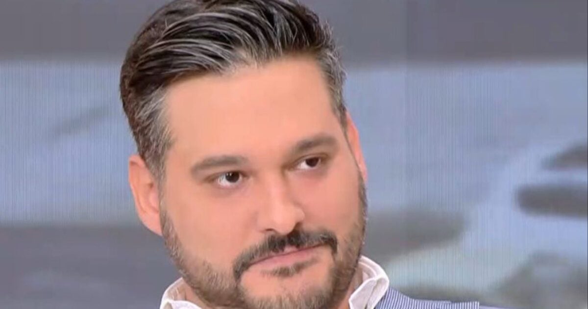 Ο Φοίβος Παπαδάκης αποκάλυψε on air ότι χώρισε: «Είμαι ελεύθερος, κάνω σε όλα restart»