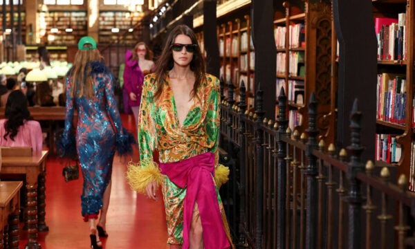 Valentino SS26: Ο Alessandro Michele έφερε μαξιμαλισμό, χρώμα και φινέτσα σε μια βιβλιοθήκη
