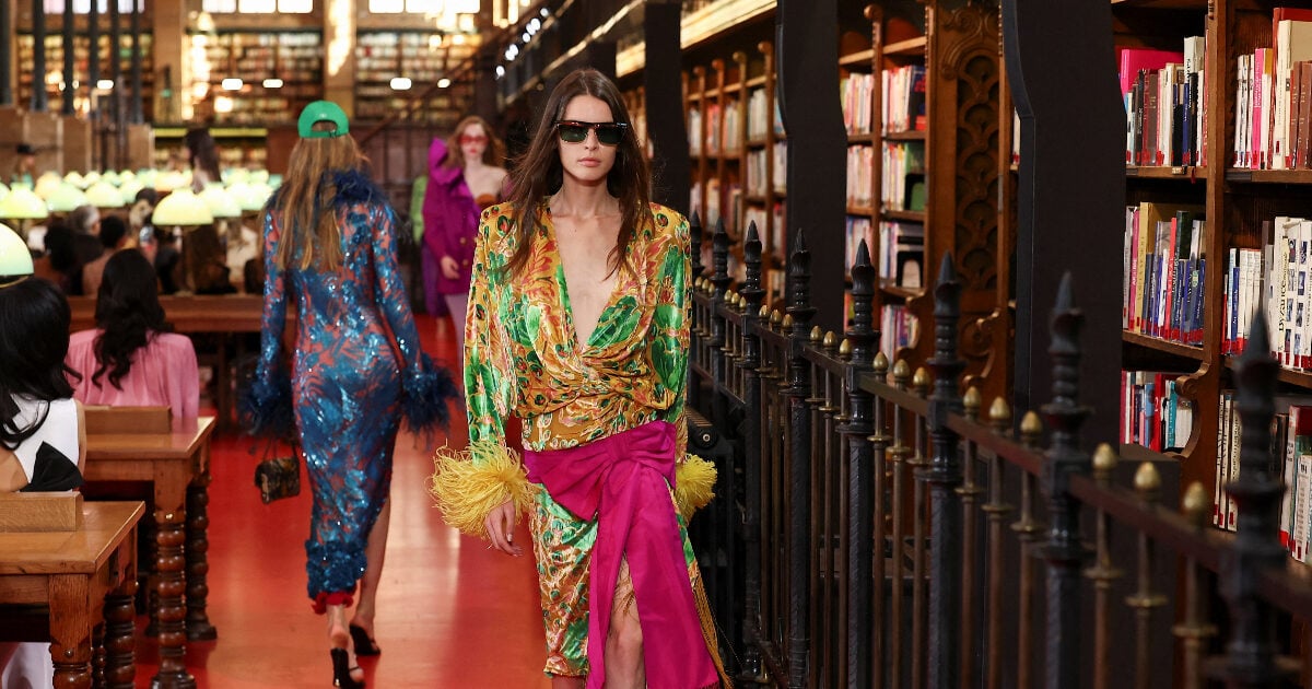 Valentino SS26: Ο Alessandro Michele έφερε μαξιμαλισμό, χρώμα και φινέτσα σε μια βιβλιοθήκη