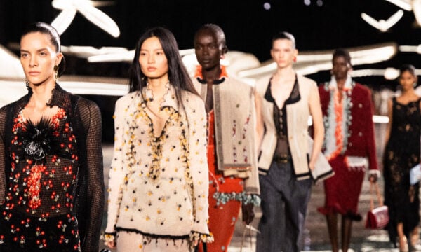 Chanel SS27: Ο Matthieu Blazy ξαναδιαβάζει την ιστορία του οίκου μέσα από τη Gabrielle Chanel