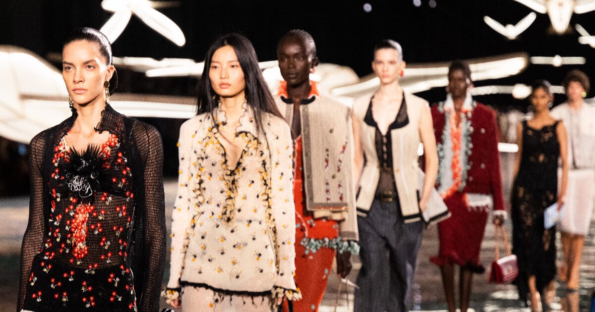 Chanel SS27: Ο Matthieu Blazy ξαναδιαβάζει την ιστορία του οίκου μέσα από τη Gabrielle Chanel