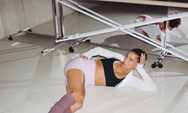 Hailey Bieber: Κυκλοφορεί συλλογή με ρούχα εμπνευσμένα από το μπαλέτο που ξεχωρίζει