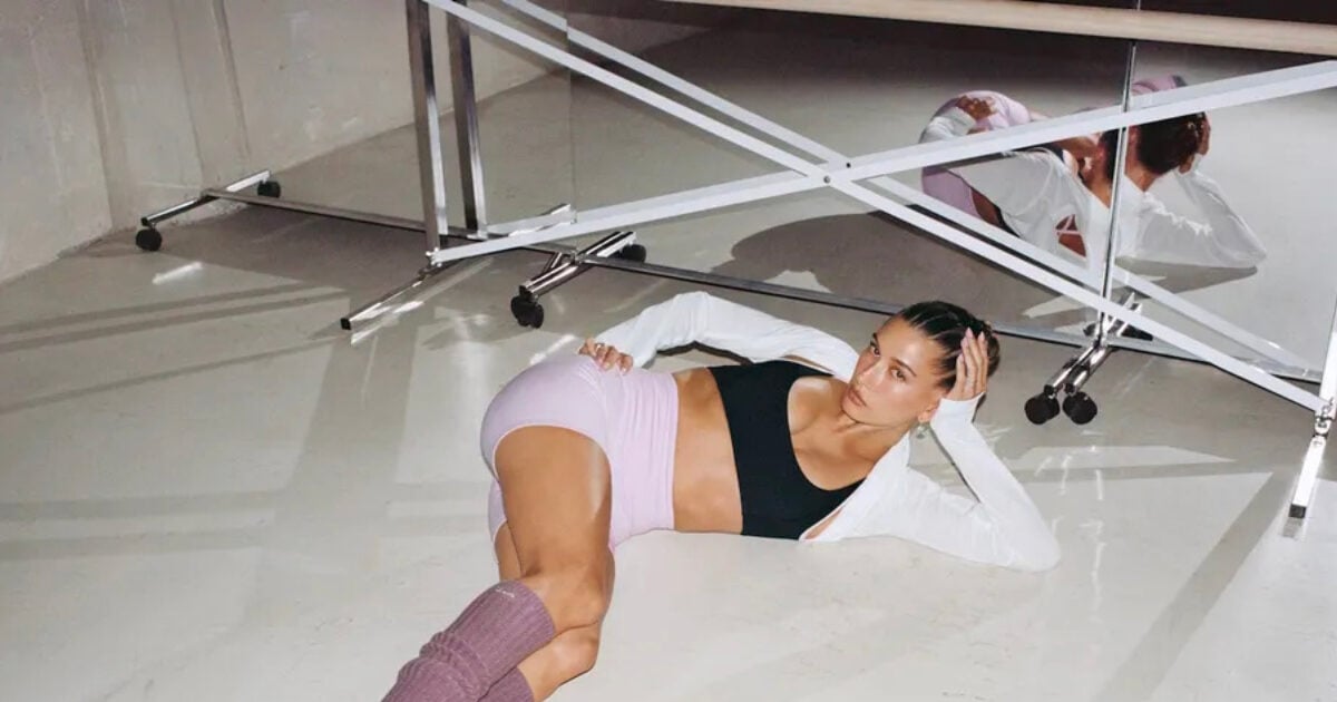 Hailey Bieber: Κυκλοφορεί συλλογή με ρούχα εμπνευσμένα από το μπαλέτο που ξεχωρίζει