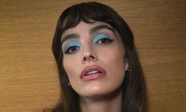 Γαλάζια σκιά ματιών: Η Lux Pascal ανανεώνει το ’70s makeup trend