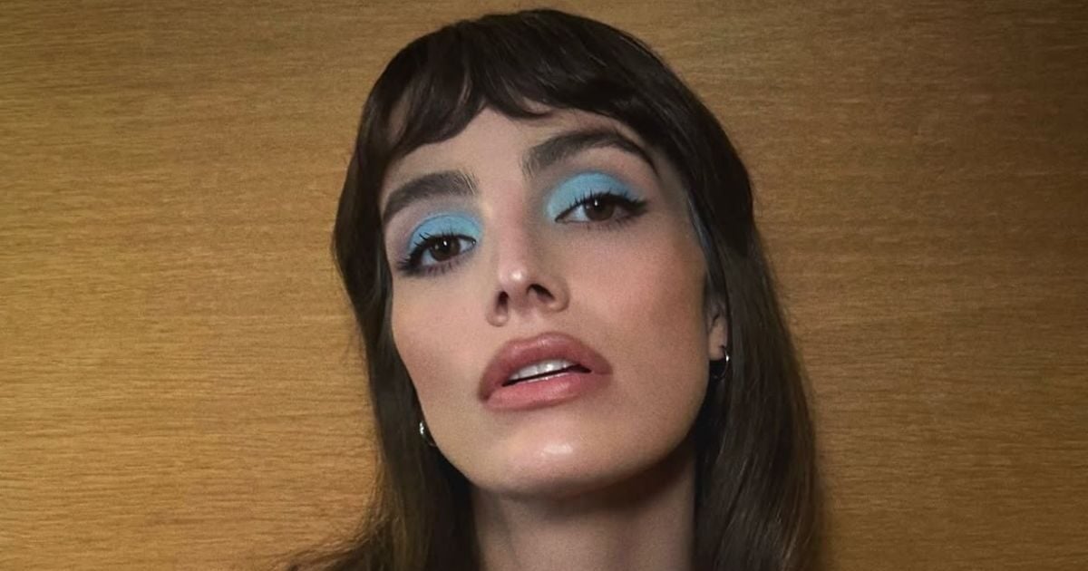 Γαλάζια σκιά ματιών: Η Lux Pascal ανανεώνει το ’70s makeup trend