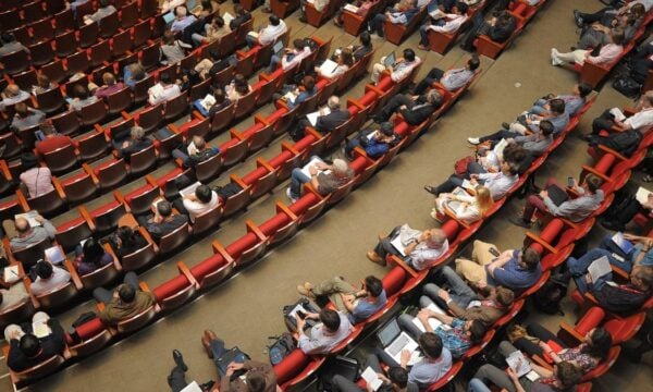 Γέλιο-κονσέρβα στις κωμικές σειρές: ακούμε πάντα κοινό;