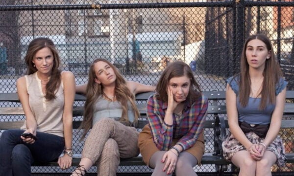 Girls: Η Lena Dunham επαναφέρει τη θρυλική σειρά μετά από 10 χρόνια και ενώνει ξανά την παρέα που σημάδεψε μια γενιά