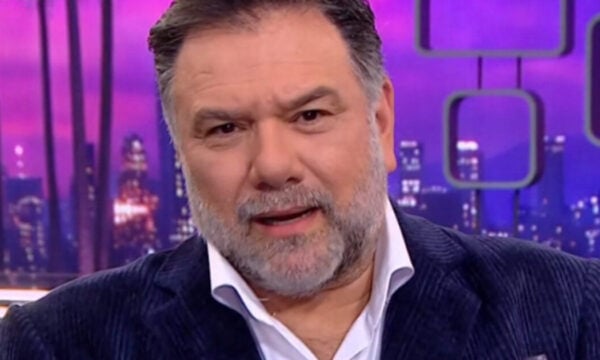 Γρηγόρης Αρναούτογλου: Πρεμιέρα για το «The 2Night Show» – «Είναι δύσκολο να προσπαθήσεις να είσαι μια όαση χαράς»