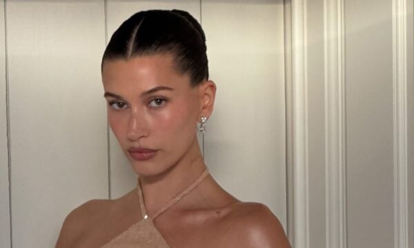 Hailey Bieber: Επιστρέφει στο glazed donut look και απλώνει τη λάμψη και στο σώμα