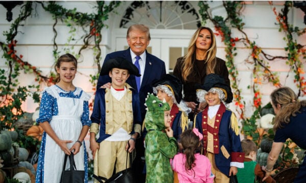 Halloween στον Λευκό Οίκο: Ο Donald και η Melania Trump υποδέχτηκαν χιλιάδες παιδιά και μοίρασαν γλυκά