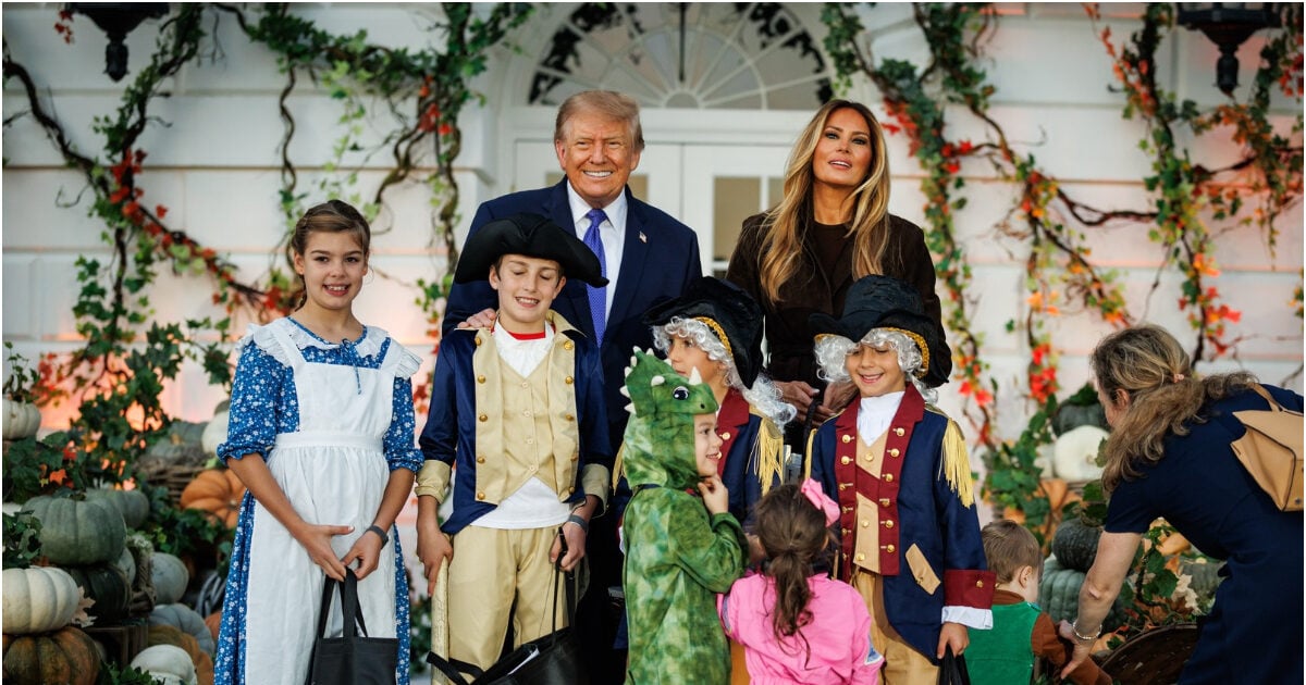 Halloween στον Λευκό Οίκο: Ο Donald και η Melania Trump υποδέχτηκαν χιλιάδες παιδιά και μοίρασαν γλυκά