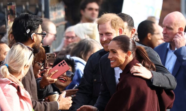 Πρίγκιπας Harry και Meghan Markle: Θερμή υποδοχή στην πρώτη κοινή δημόσια εμφάνισή τους στη Μεγάλη Βρετανία