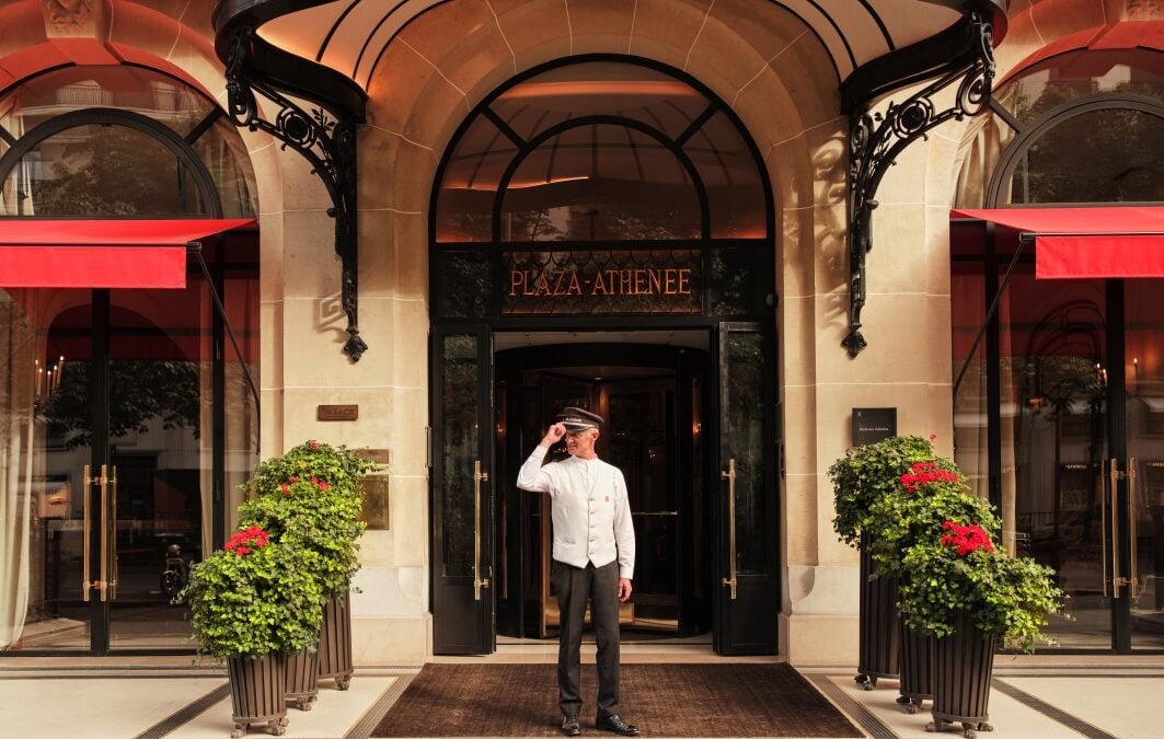 Plaza Athénée: Η ιστορική διεύθυνση της Εβδομάδας Μόδας στο Παρίσι και ο δεσμός της με τον Dior