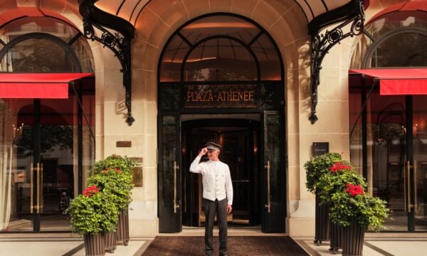 Plaza Athénée: Η ιστορική διεύθυνση της Εβδομάδας Μόδας στο Παρίσι και ο δεσμός της με τον Dior