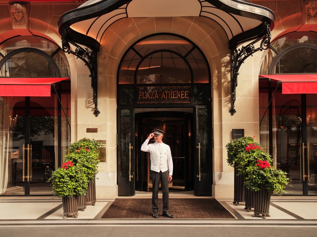 Plaza Athénée: Η ιστορική διεύθυνση της Εβδομάδας Μόδας στο Παρίσι και ο δεσμός της με τον Dior