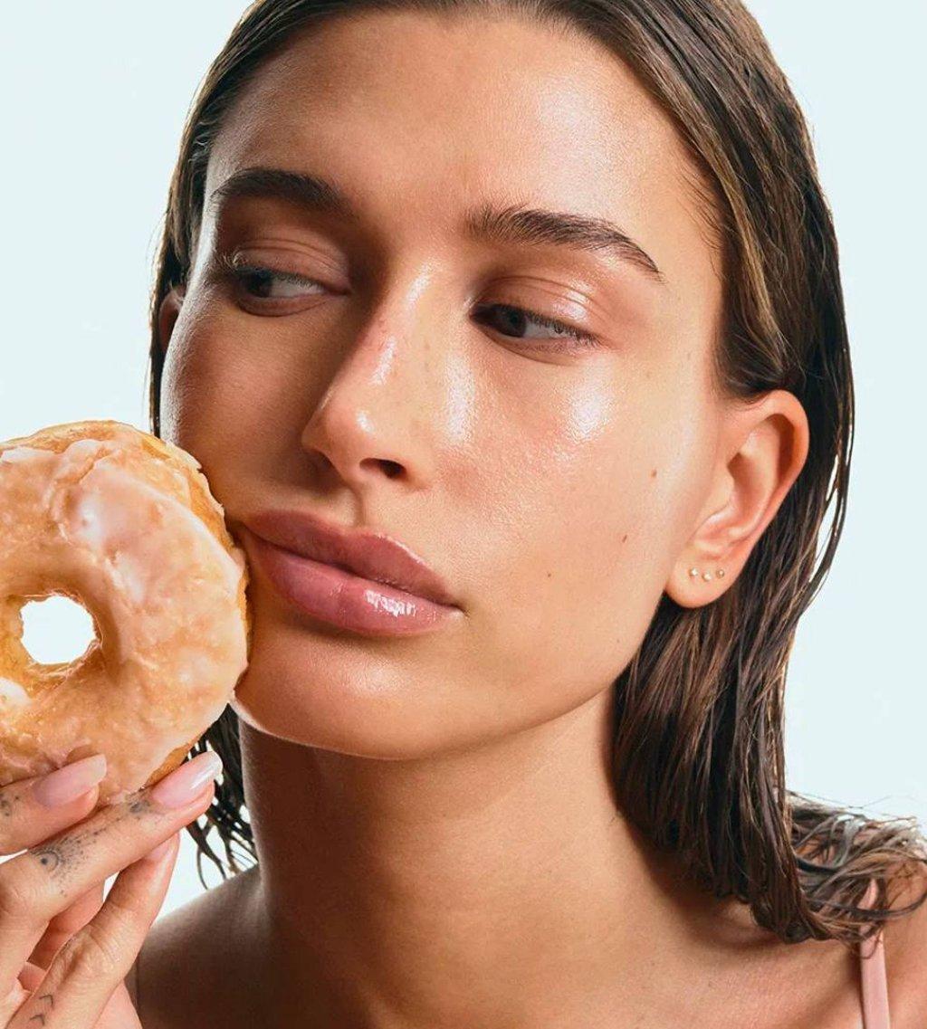 Hailey Bieber: Επιστρέφει στο glazed donut look και απλώνει τη λάμψη και στο σώμα