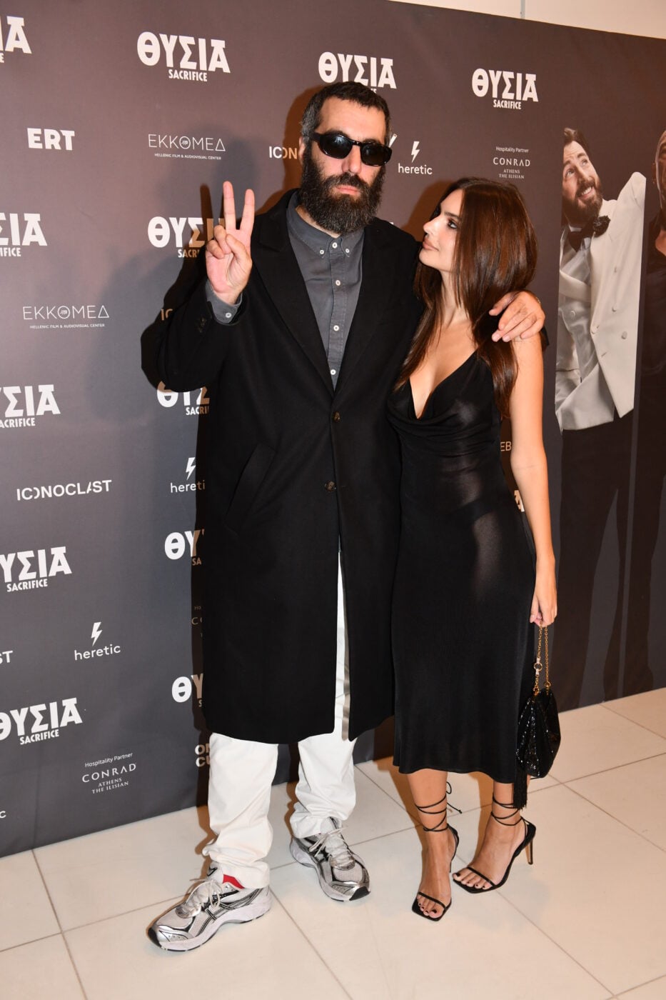 Emily Ratajkowski: Από το «Blurred Lines» στις φεμινιστικές πορείες, στο πλευρό του Romain Gavras στην Αθήνα