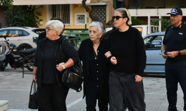Γιώργος Μαζωνάκης: Πλήθος κόσμου στο 40ήμερο μνημόσυνο στη Νίκαια – Συγκίνηση στην Αγία Τριάδα