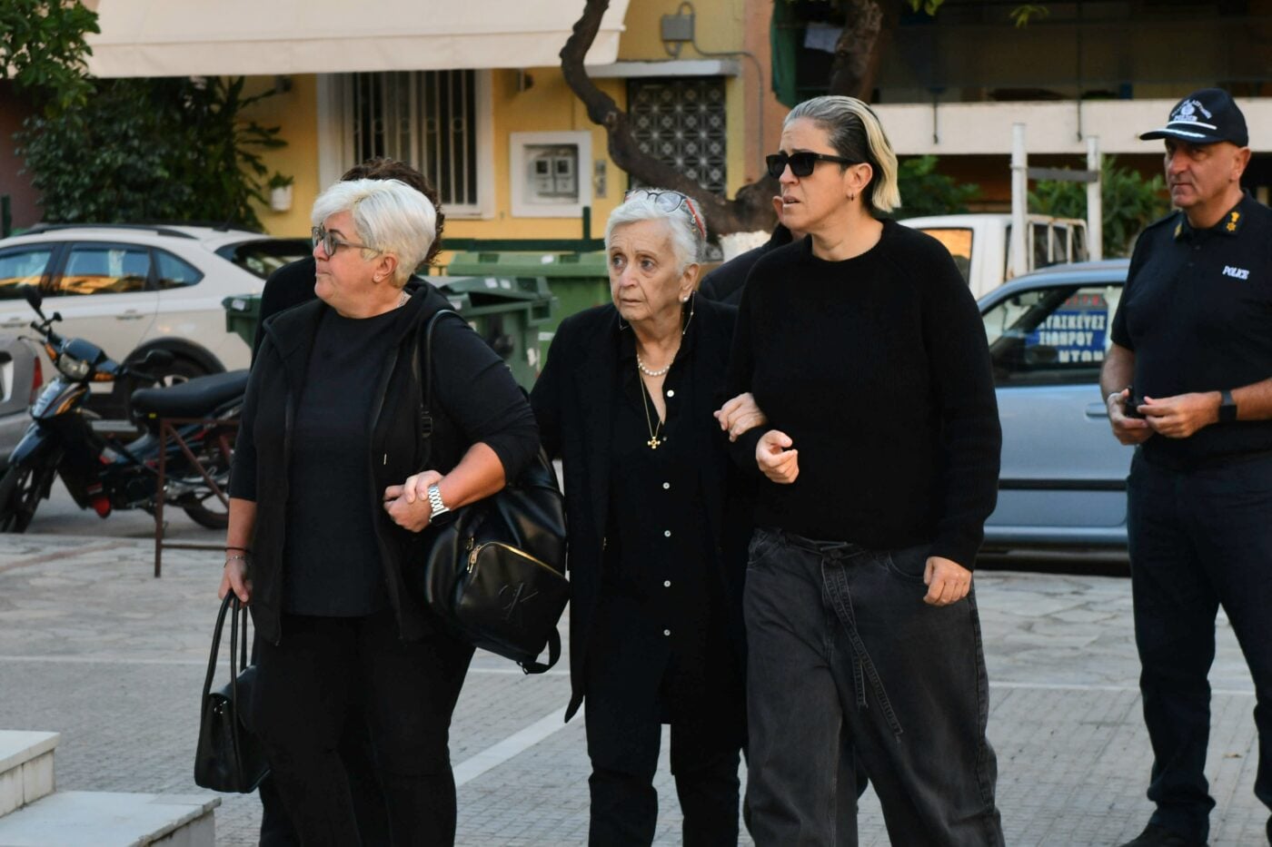 Γιώργος Μαζωνάκης: Οι γονείς και οι αδελφές του στην Αγία Τριάδα Νίκαιας για το 40ήμερο μνημόσυνο