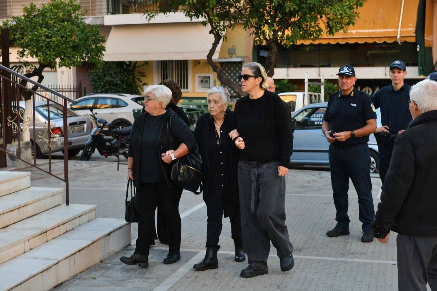 Γιώργος Μαζωνάκης: Οι γονείς και οι αδελφές του στην Αγία Τριάδα Νίκαιας για το 40ήμερο μνημόσυνο
