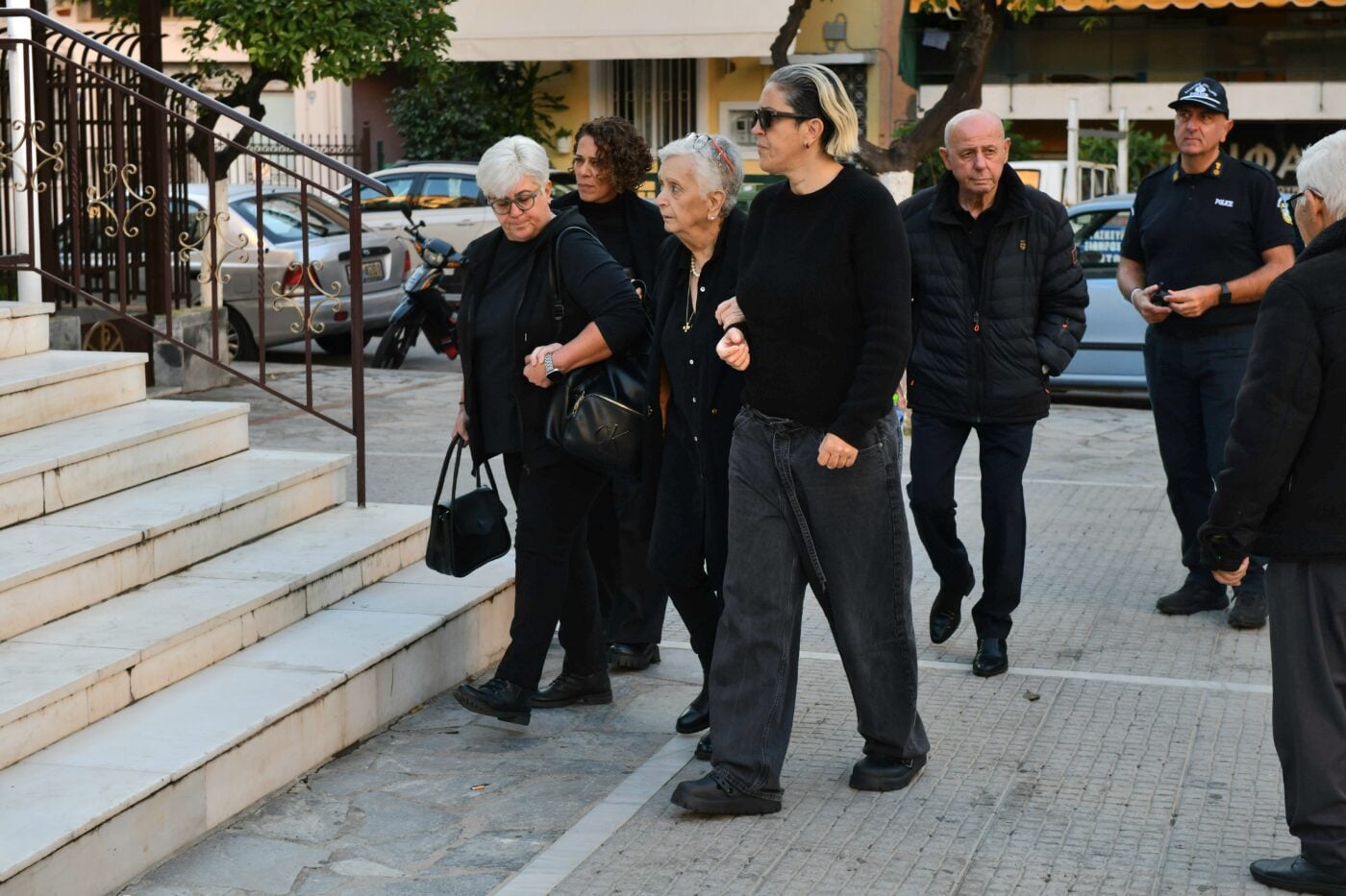 Γιώργος Μαζωνάκης: Οι γονείς και οι αδελφές του στην Αγία Τριάδα Νίκαιας για το 40ήμερο μνημόσυνο