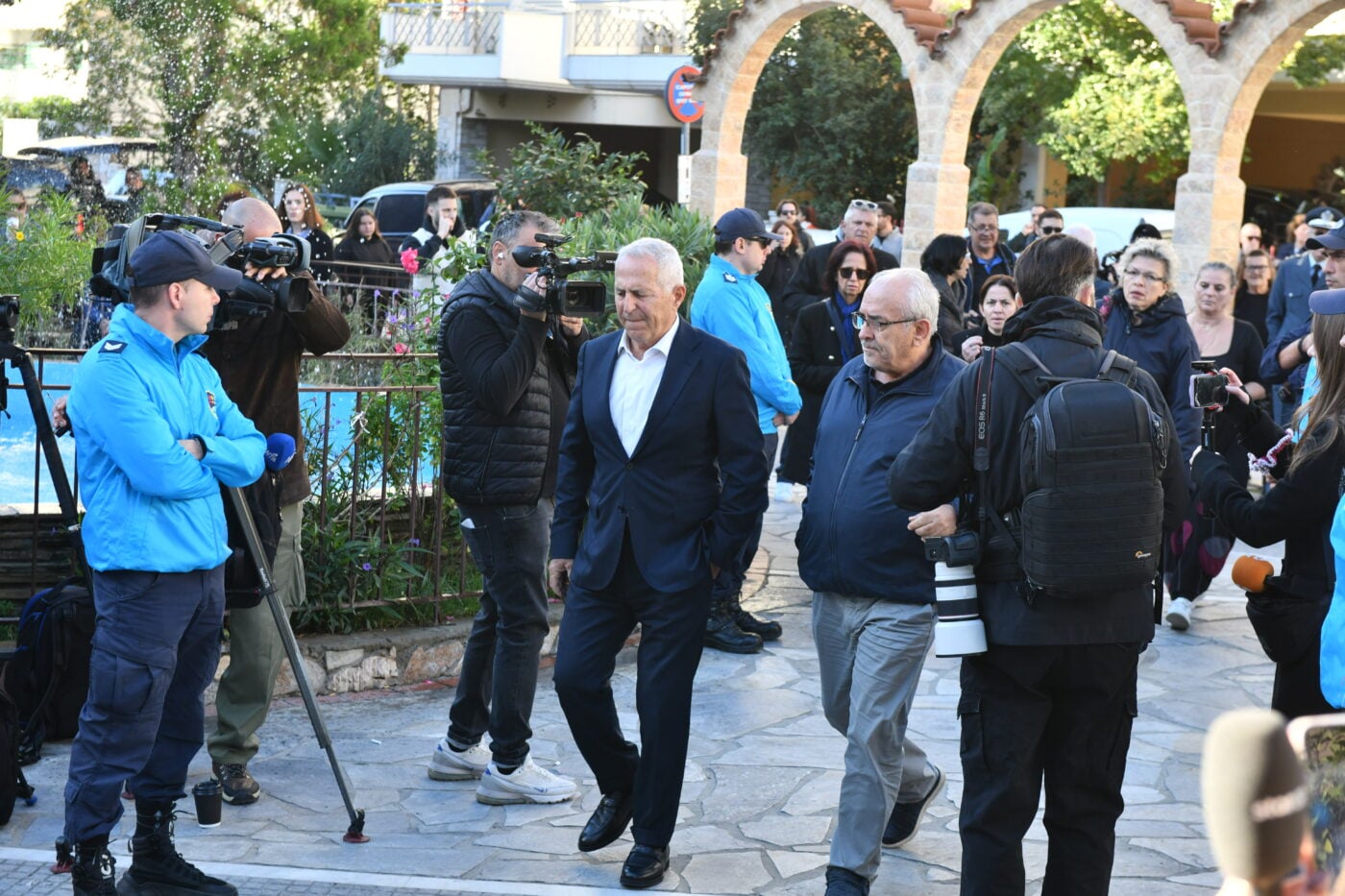 Γιώργος Μαζωνάκης: Πλήθος κόσμου στο 40ήμερο μνημόσυνο στη Νίκαια – Συγκίνηση στην Αγία Τριάδα
