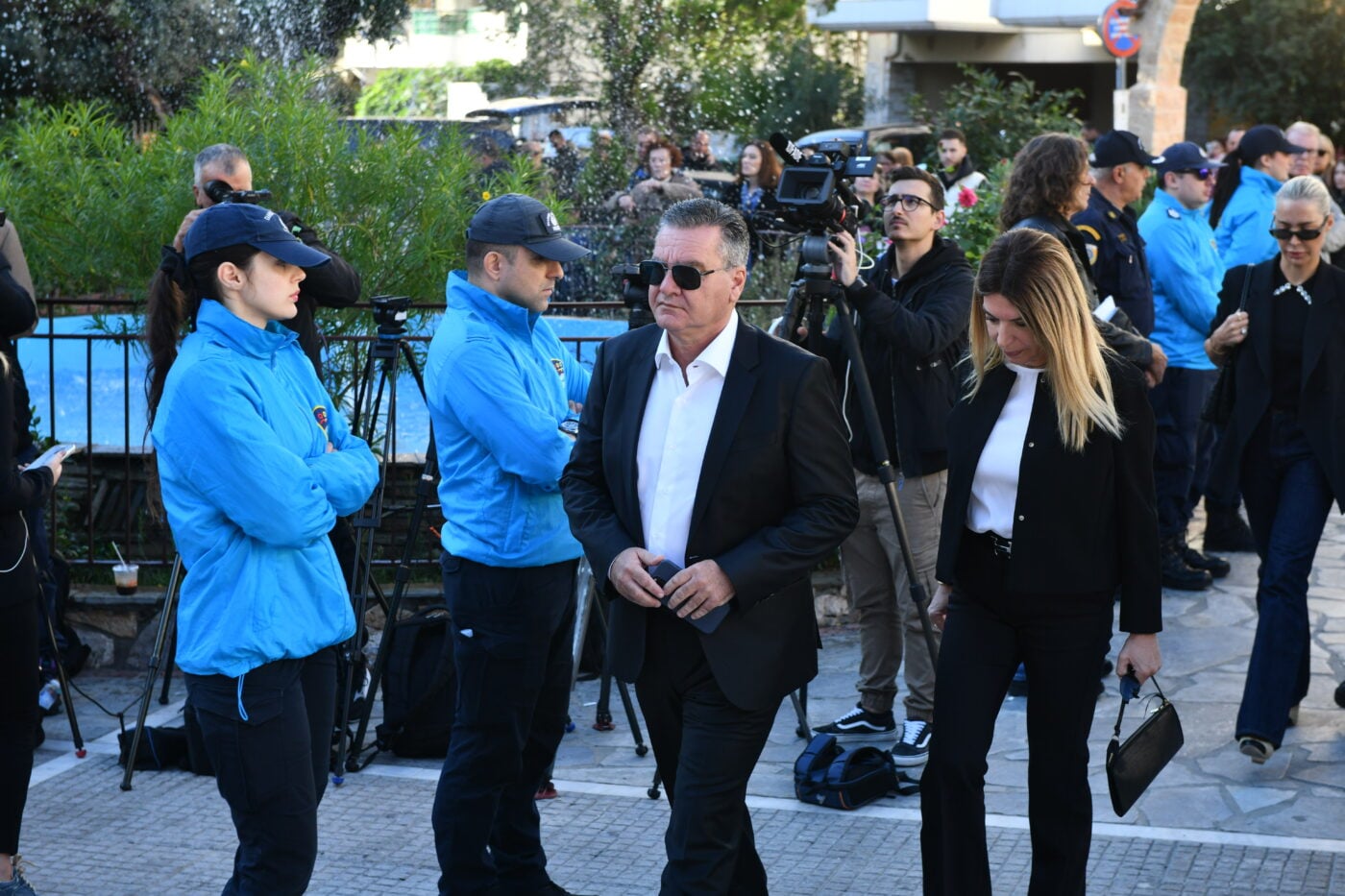 Γιώργος Μαζωνάκης: Πλήθος κόσμου στο 40ήμερο μνημόσυνο στη Νίκαια – Συγκίνηση στην Αγία Τριάδα