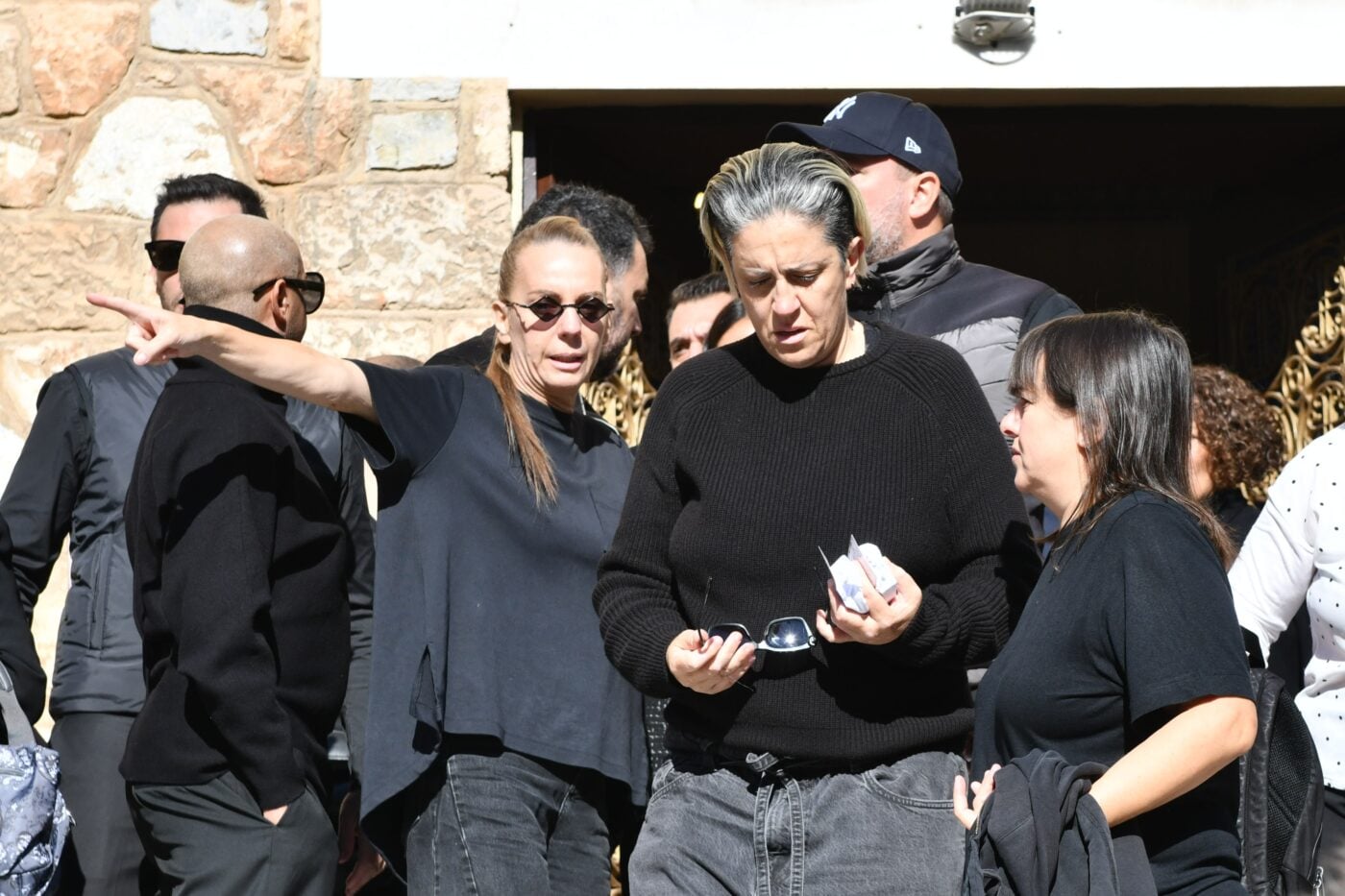 Γιώργος Μαζωνάκης: Η αδελφή του Μαρία λύγισε μετά το μνημόσυνο – Συγκινημένοι οι γονείς του