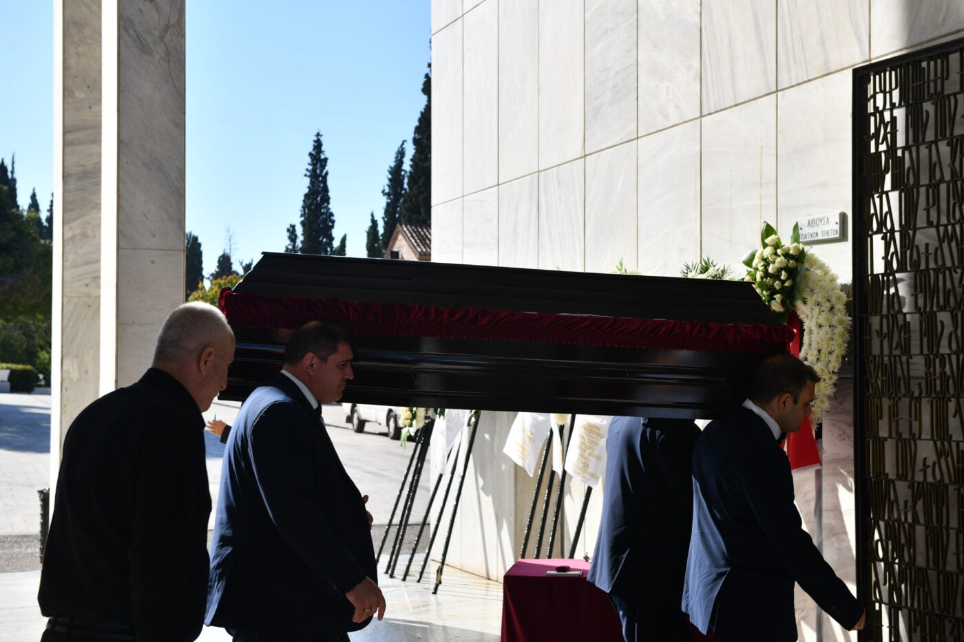 Κηδεία Μπέτυς Βαλάση: Συγκίνηση στο τελευταίο «αντίο»