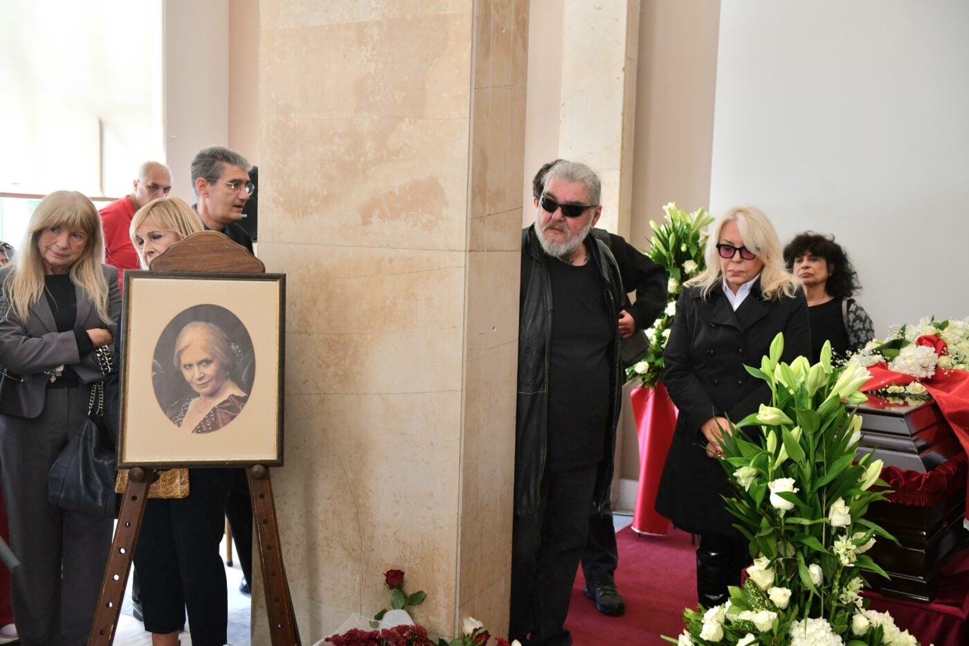 Κηδεία Μπέτυς Βαλάση: Συγκίνηση στο τελευταίο «αντίο»