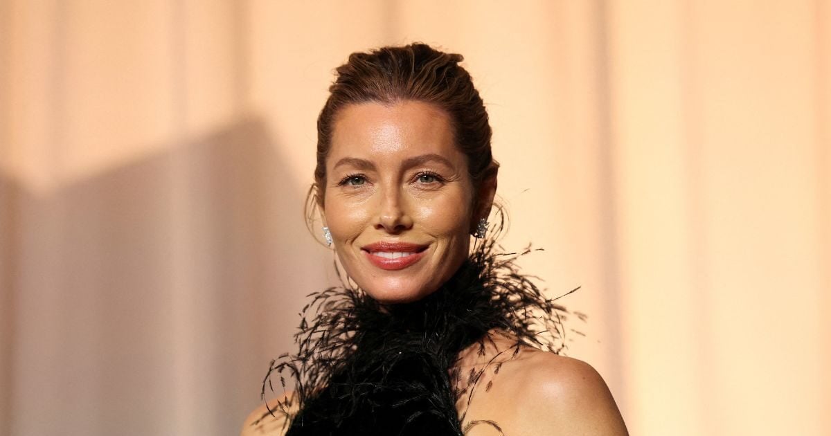 Jessica Biel: Βήμα-βήμα το natural μακιγιάζ στο Academy Museum Gala με πρωταγωνιστή τα chestnut brown χείλη