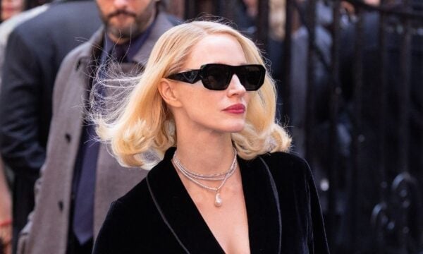 Jessica Chastain: Στο show του Jimmy Kimmel με ρετρό χτένισμα και έντονο κόκκινο κραγιόν