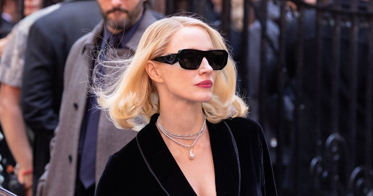 Jessica Chastain: Στο show του Jimmy Kimmel με ρετρό χτένισμα και έντονο κόκκινο κραγιόν