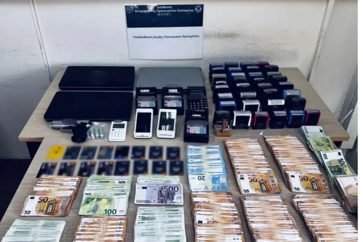 Καμπούρης: Η ΕΛ.ΑΣ. έκανε «Φύλλο και φτερό» το σπίτι, τις επιχειρήσεις και τις θυρίδες – Τι κατασχέθηκε