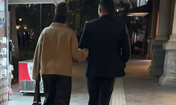 Εμμανουήλ Καραλής: Βόλτα αγκαζέ με τη μητέρα του στο κέντρο της Αθήνας